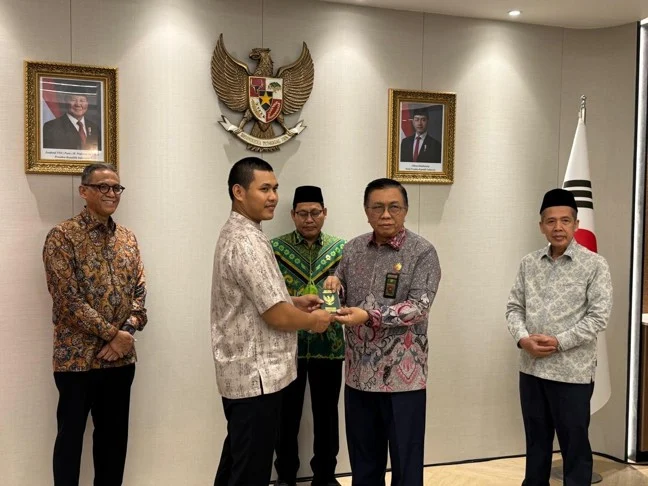 dirjen badilag menyerahkan buku nikah secara simbolis FJgRv