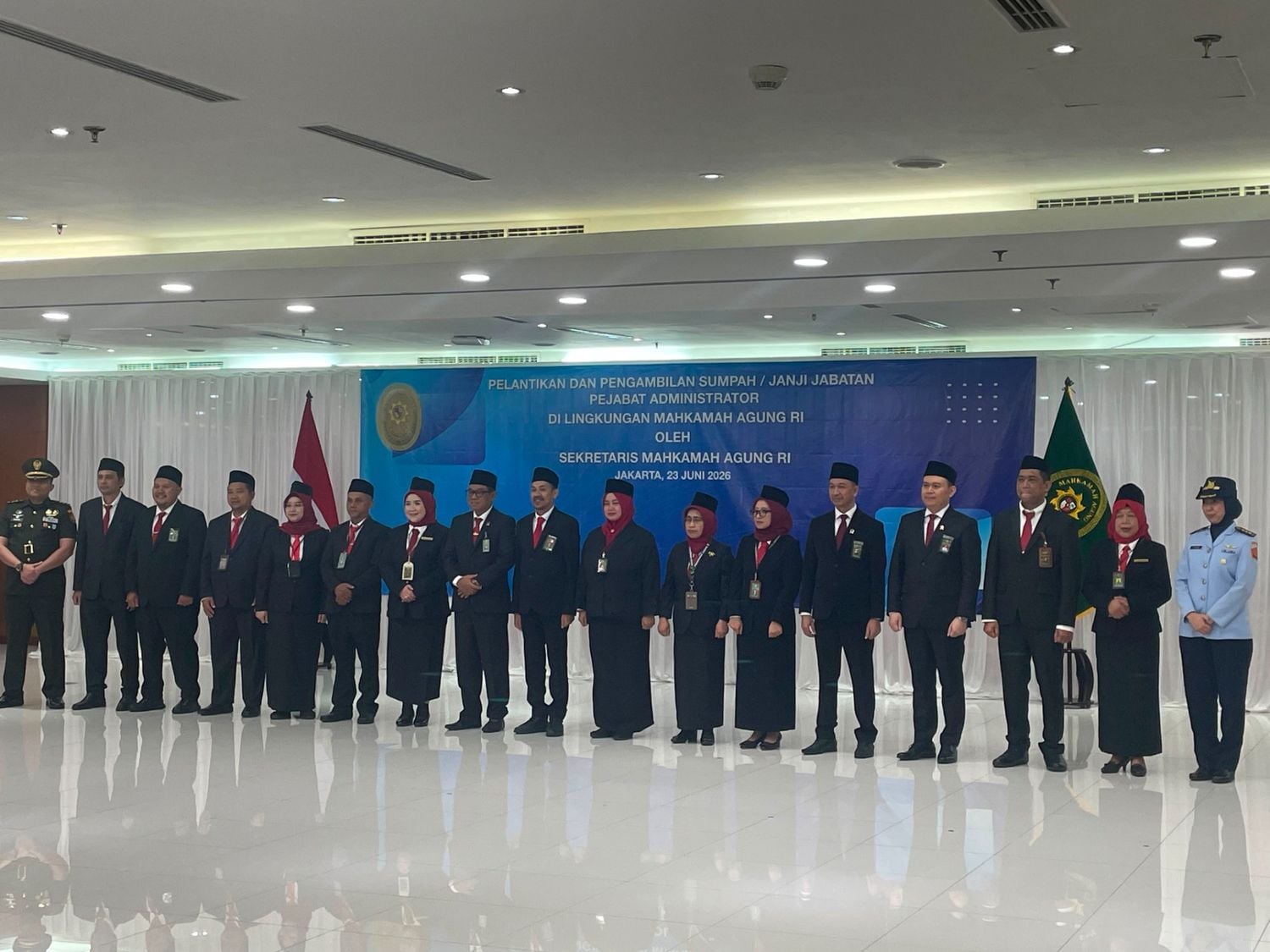 sekretaris mahkamah agung bersama 16 pejabat administrator yang baru saja di lantik vOsel