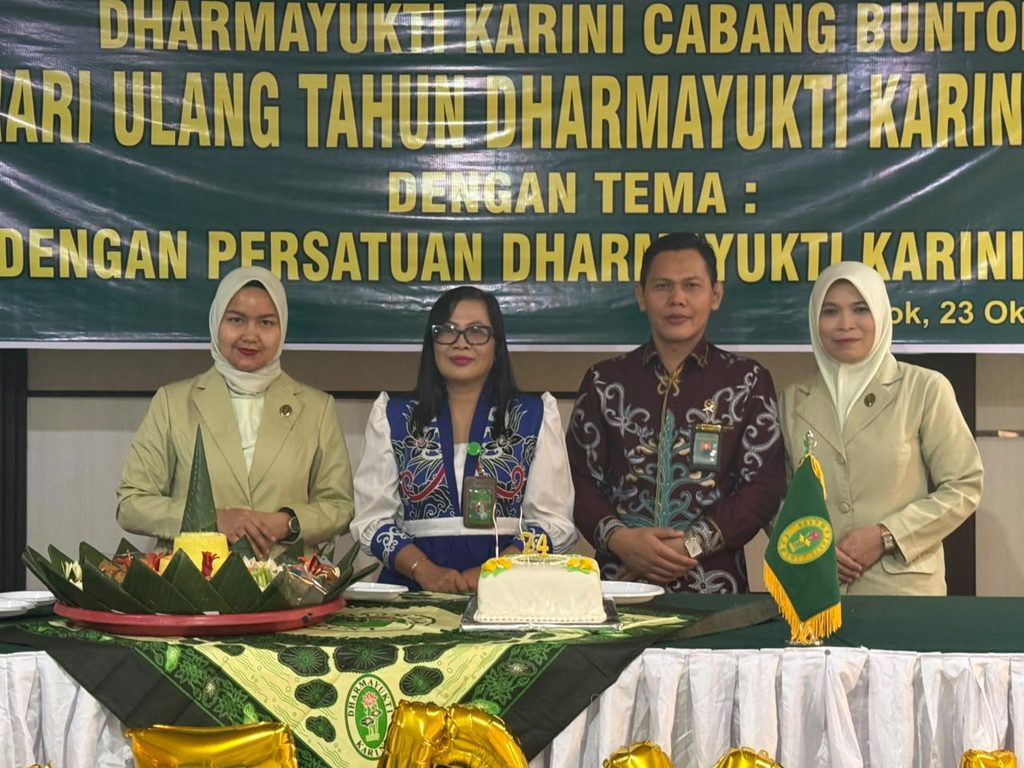 Dharmayukti Karini Cabang Buntok Peringati HUT ke-24 dengan Pembagian Masker Gratis.