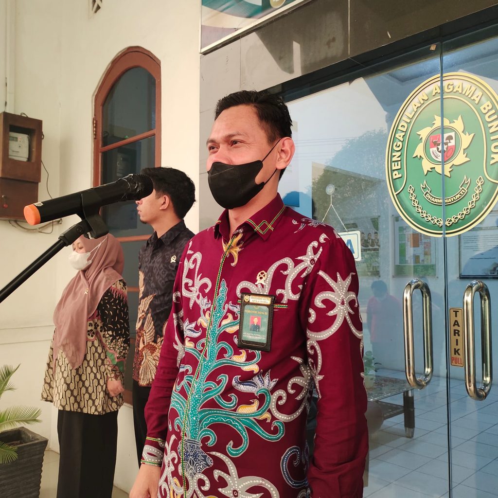 Apel sore Jumat, 23 Oktober 2026, diikuti oleh seluruh aparatur Pengadilan Agama Buntok dengan pembina apel Ketua PA Buntok, Adi Martha Putera, S.H.I.