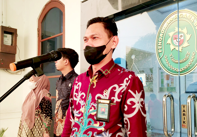 Apel sore Jumat diikuti oleh seluruh aparatur Pengadilan Agama Buntok dengan pembina apel Ketua PA Buntok, Adi Martha Putera, S.H.I. | (23/10/2026)